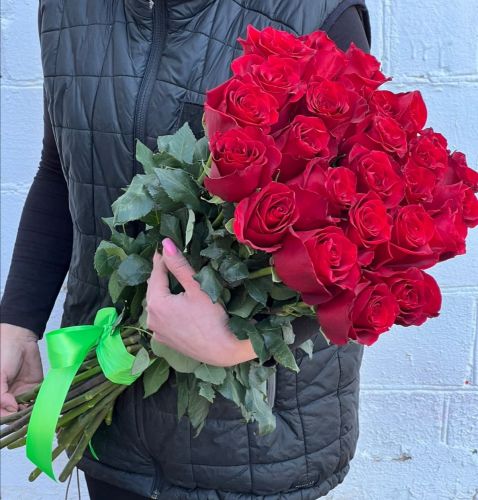 "Севилья"- букет из красных роз с доставкой по городу по Холмску
